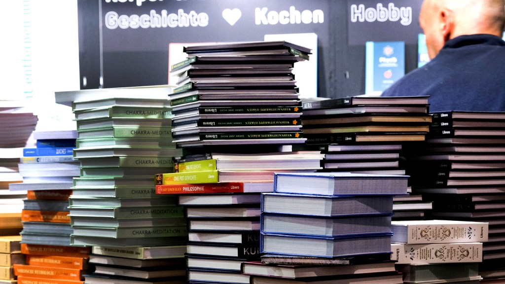 Bücherstapel liegen bei einer Messe aus