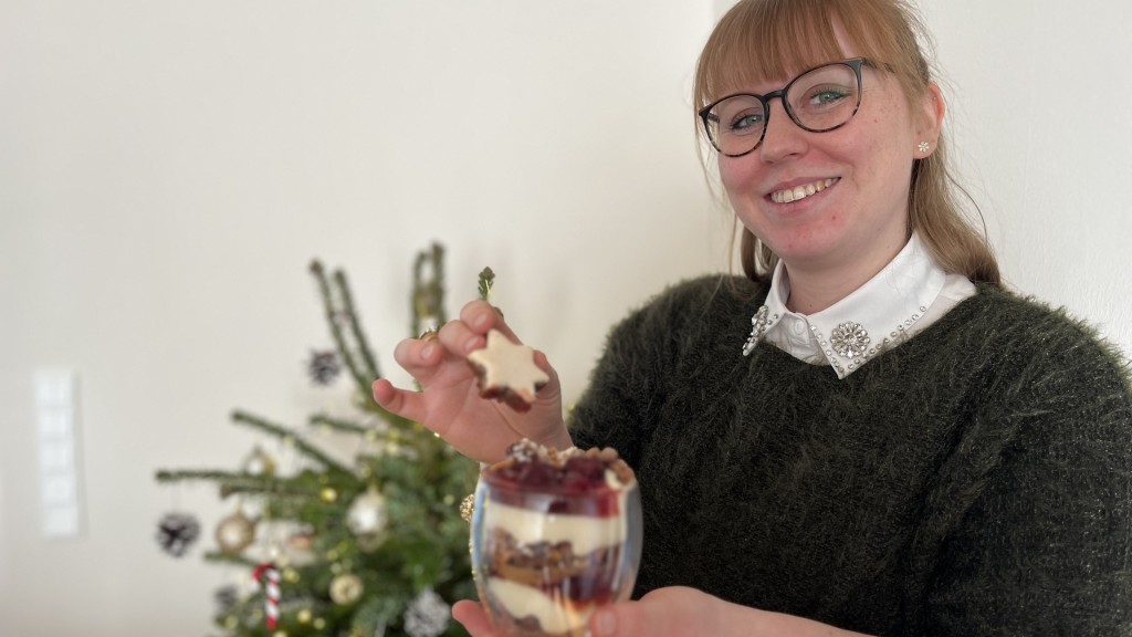 Patissière Lea Wagner hält ein Dessert im Glas in der Hand