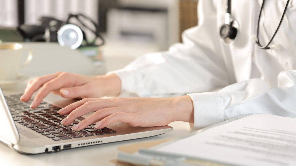 Foto: Die Hände einer Hausärztin auf der Tastatur eines Laptops