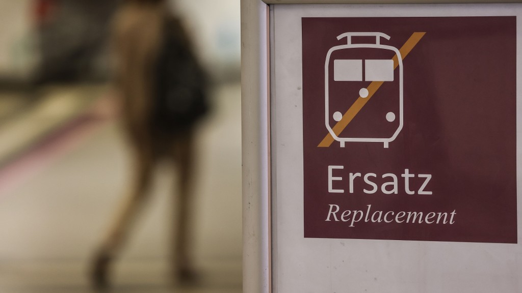 Foto: Ein Schild weist auf den Schienenersatzverkehr hin.