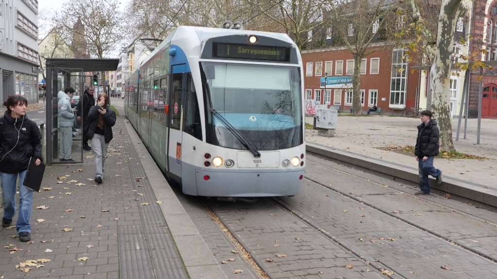 Ein Saarbahn-Zug steht an einer Haltestelle