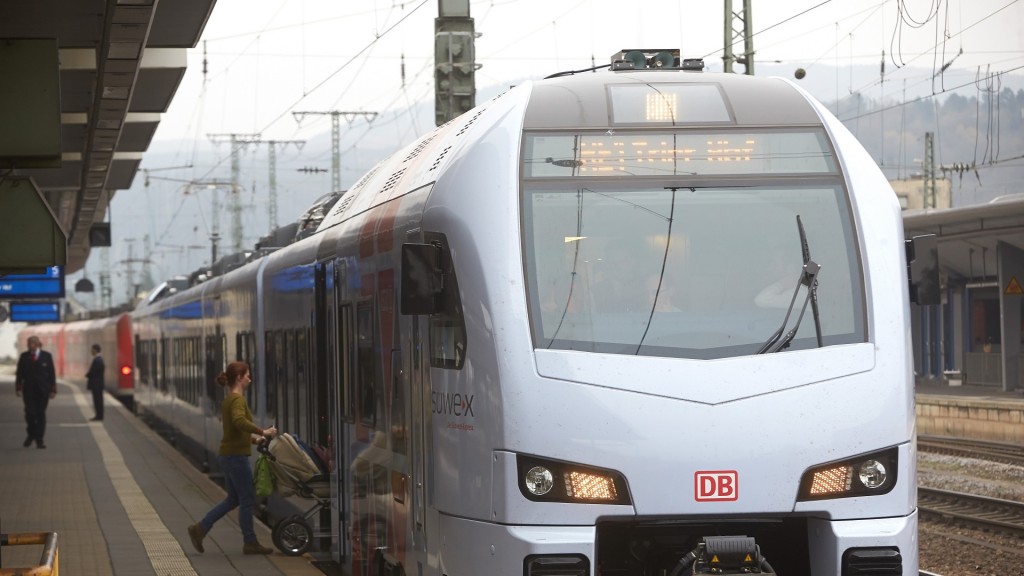 Foto: Der Regionalexpress RE1 nach Trier steht im Bahnhof 