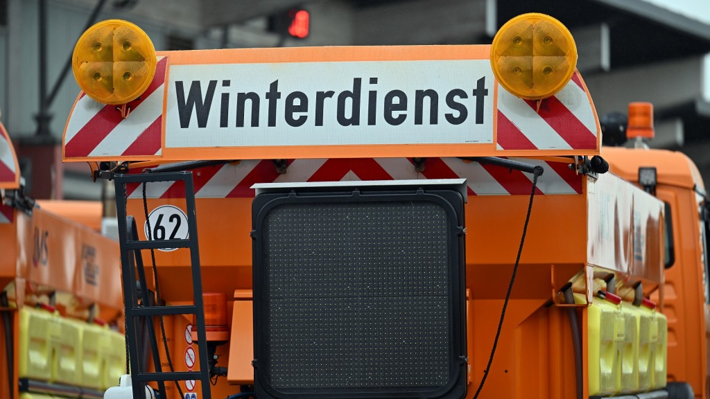 Foto: Auf einem Räumfahrzeug steht 