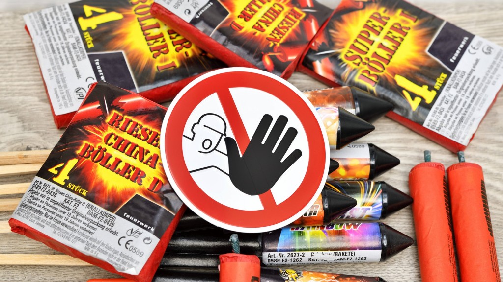 Symbolbild Böller- und Feuerwerksverbot. Böller, Feuerwerk und Verbotsschild