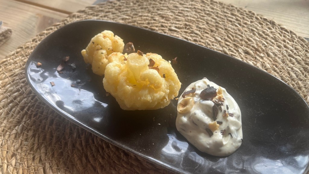 Frittierte Blumenkohlröschen im Backteig mit Haselnussdipp