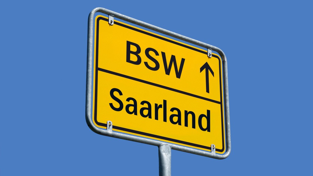 Ortsschild mit der Aufschrift BSW und Saarland.