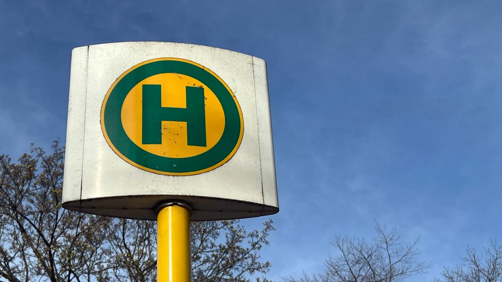 Foto: Hinweisschild an einer Bushhaltestelle