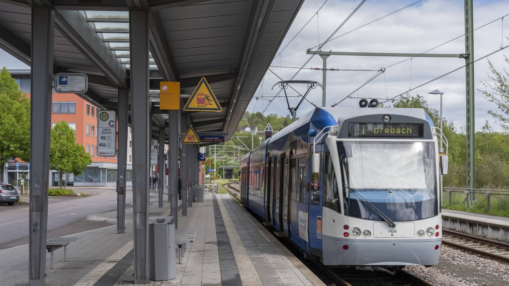 Ein Zug der Saarbahn an einer Haltestelle
