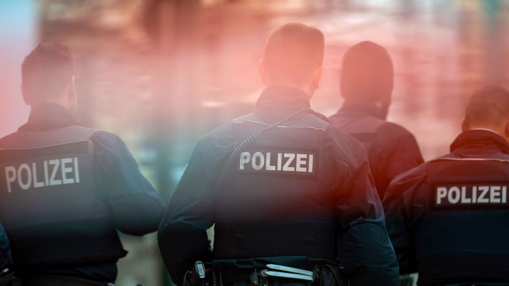 Foto: Polizisten bei einer Hausdurchsuchung