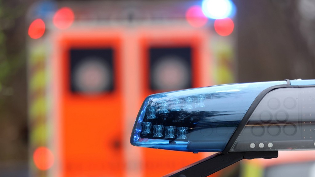 Foto: Polizeiblaulicht mit einem Krankenwagen im Hintergrund