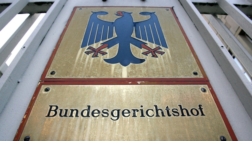 Hinweistafel mit dem Bundesadler vor dem Bundesgerichtshof
