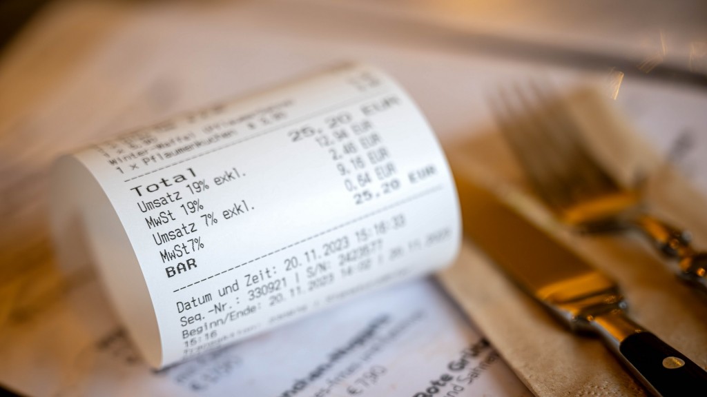 Eine Rechnung liegt auf der Speisekarte eines Restaurants. 