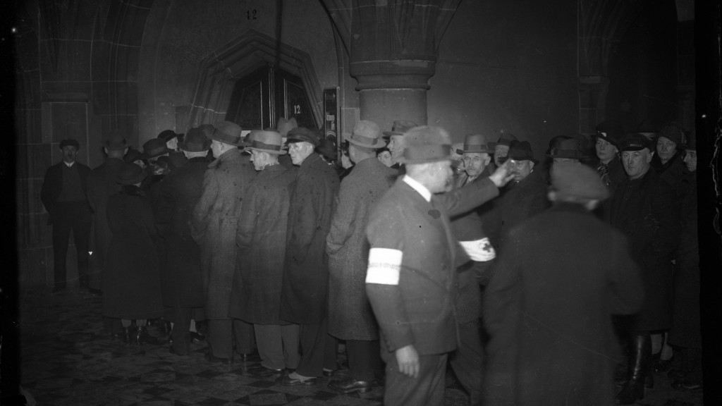 Saarbrücken, Wähler bilden lange Schlangen vor einem Wahllokal im Rathaus St. Johann am Tag der Volksabstimmung