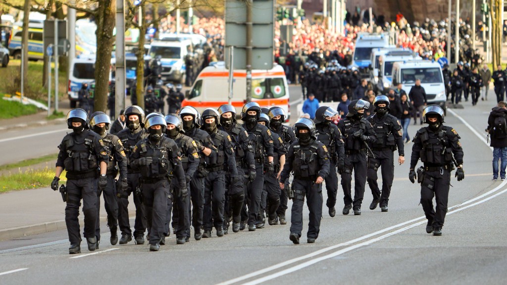 Polizei-Kräfte eskortieren Fußballfans zum Saarbrücker Ludwigsparkstadion