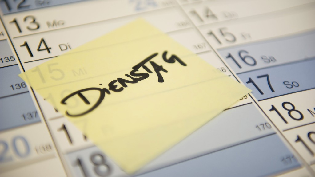 Kalender mit einem Post-it mit der Aufschrift 
