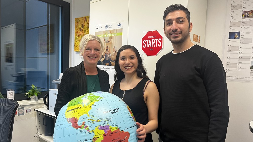 Studierendenbetreuerin Norman Dettloff und die Studierenden Gabriela und Fadi