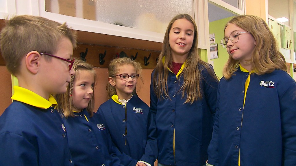 Schüler einer Metzer Schule in Uniformen