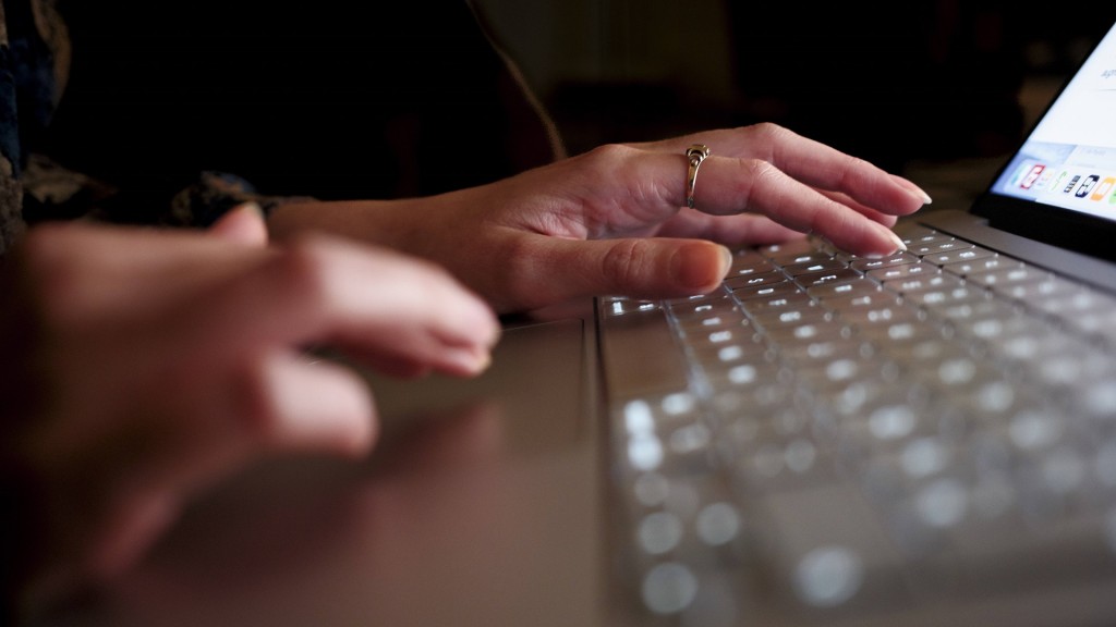 Eine Person tippt auf einer Computertastatur.