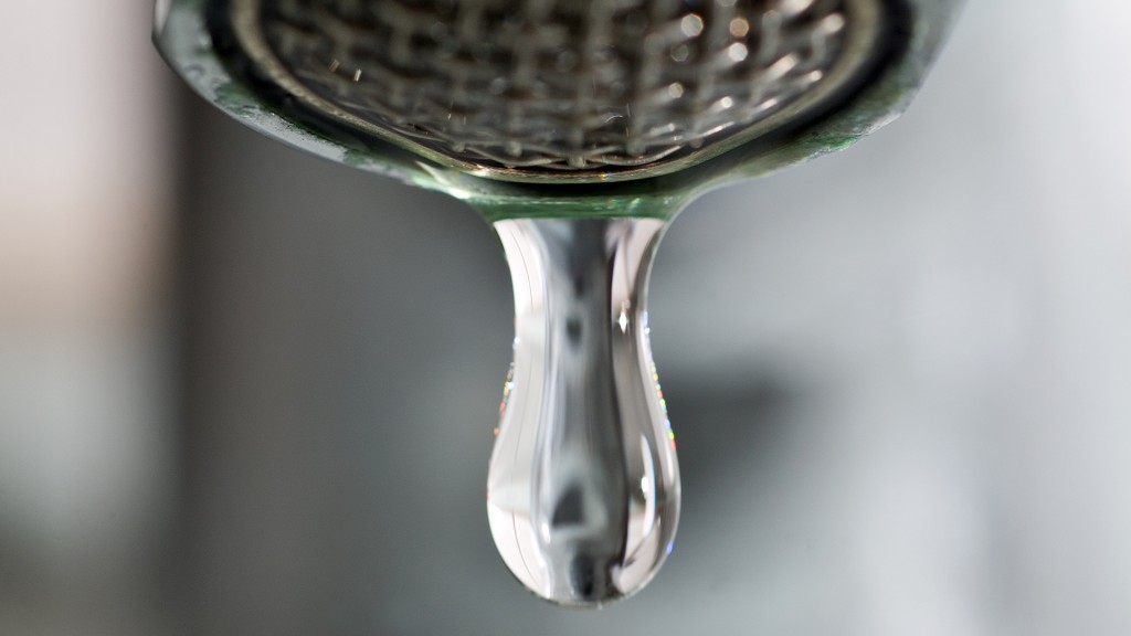 Ein Tropfen Wasser kommt aus einem Wasserhahn.