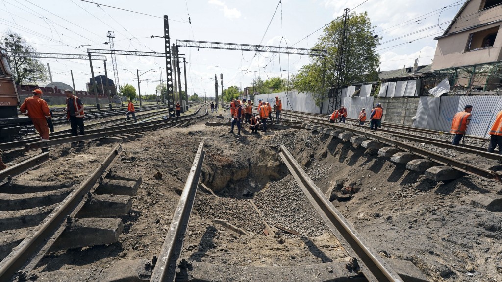 Archivbild vom 14.05.2023: Städtische Arbeiter reparieren Schienen, die bei einem Raketenangriff beschädigt wurden und in deren Mitte sich ein Raketenkrater befindet. Die deutsche Saarstahl AG liefert von zwei französischen Standorten aus 20.000 Tonnen