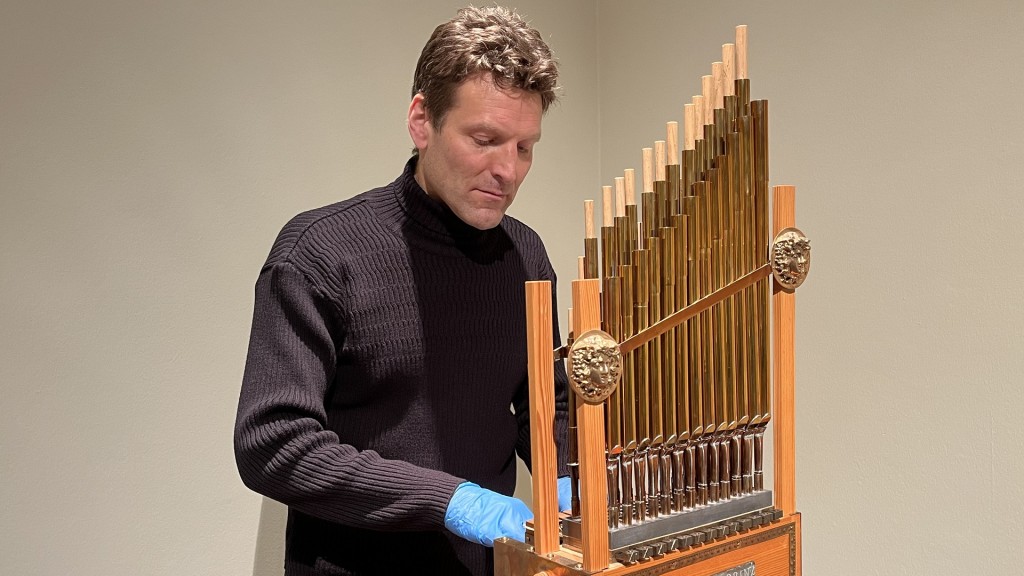 Musikwissenschaftler Hagen Pätzold spielt die Wasserorgel