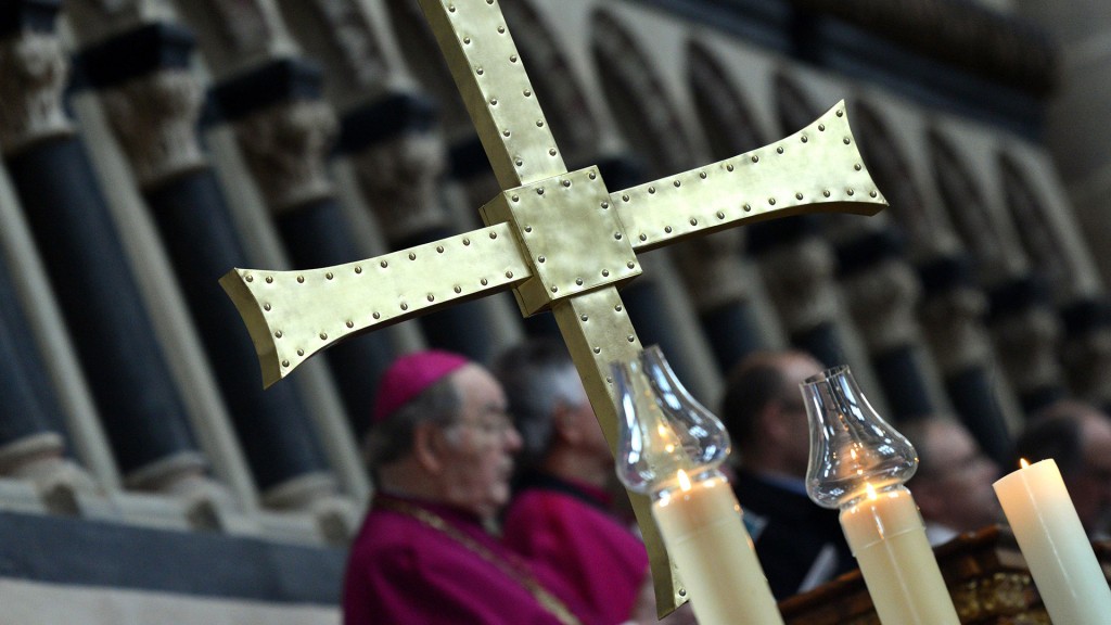Ein Metallkreuz während eines Gottesdienstes im Trierer Dom