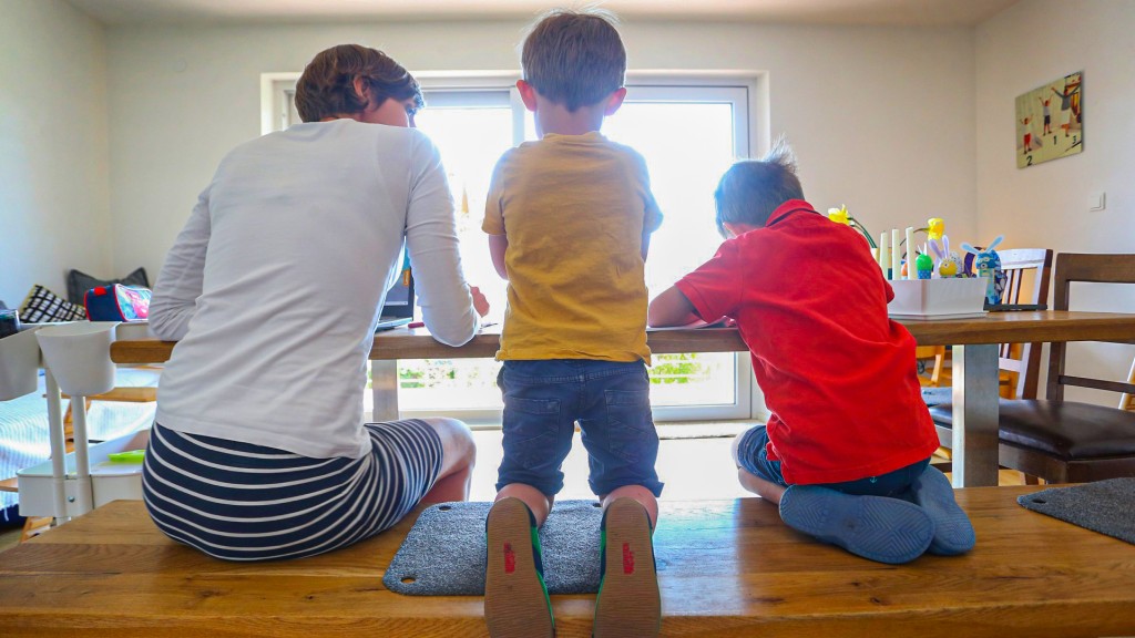 Mutter mit zwei Kindern