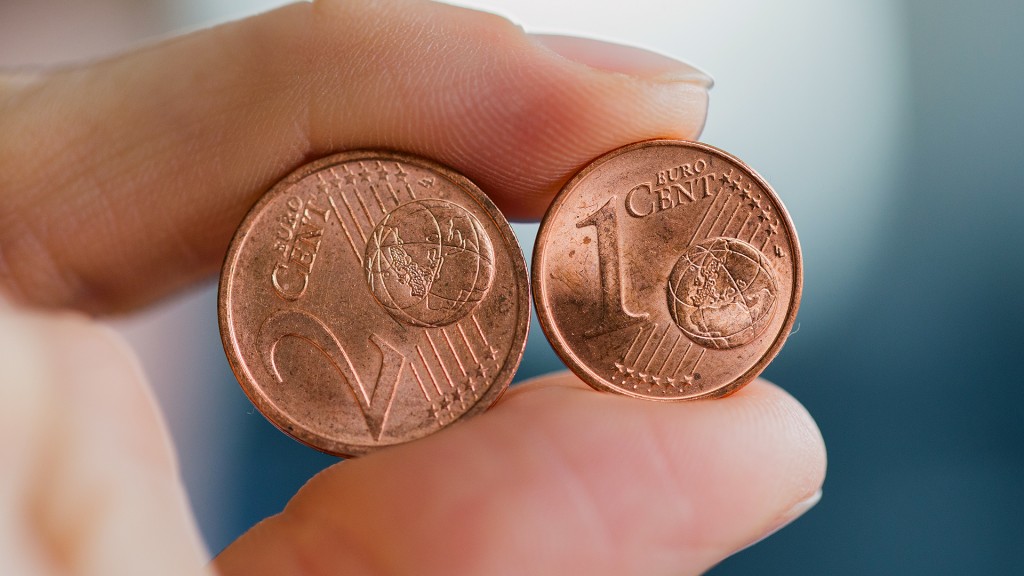 Ein 1 Cent und ein 2 Cent Stück zwischen Zeigefinger und Daumen
