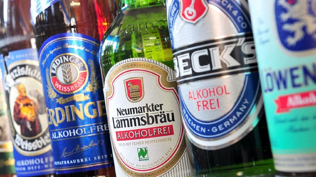 Flaschen mit alkoholfreiem Bier von verschiedenen Herstellern 