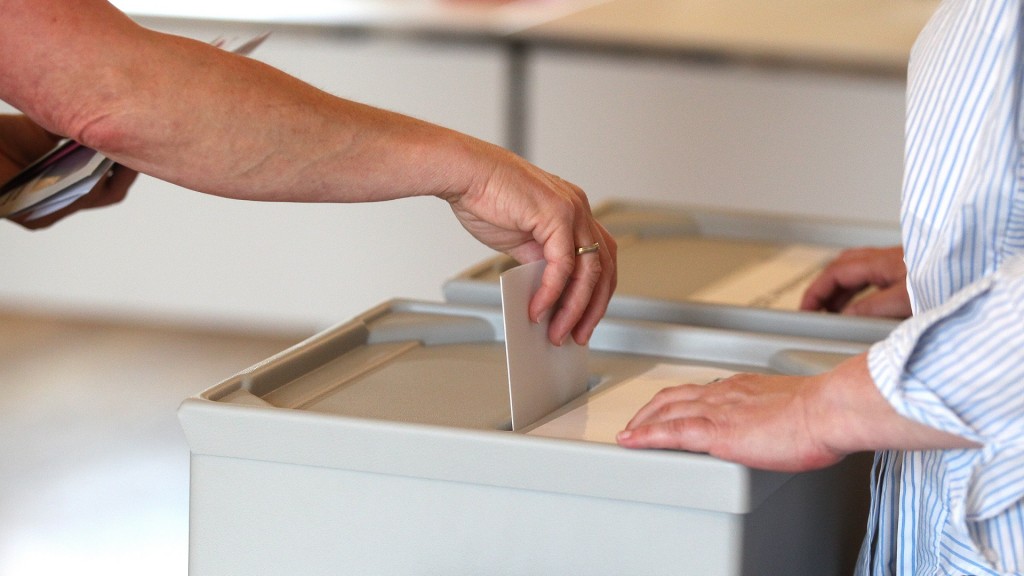 Wahlurne in einem Wahlbüro