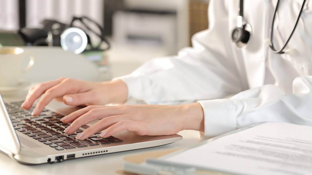 Foto: Arzt arbeitet an einem Laptop