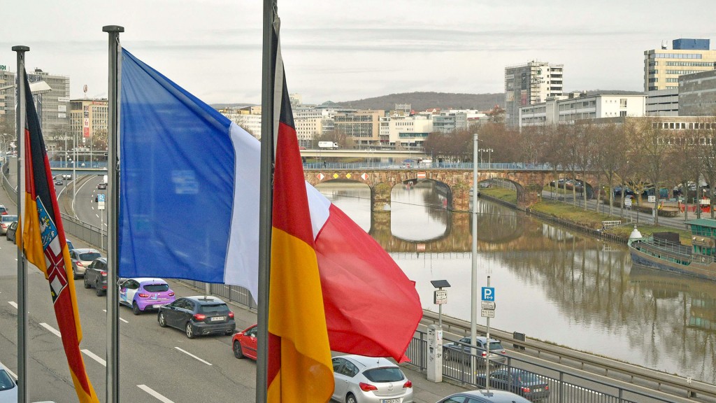 Flaggen des Saarlandes, Frankreichs und Deutschland wehen vor dem Saarländischen Landtag