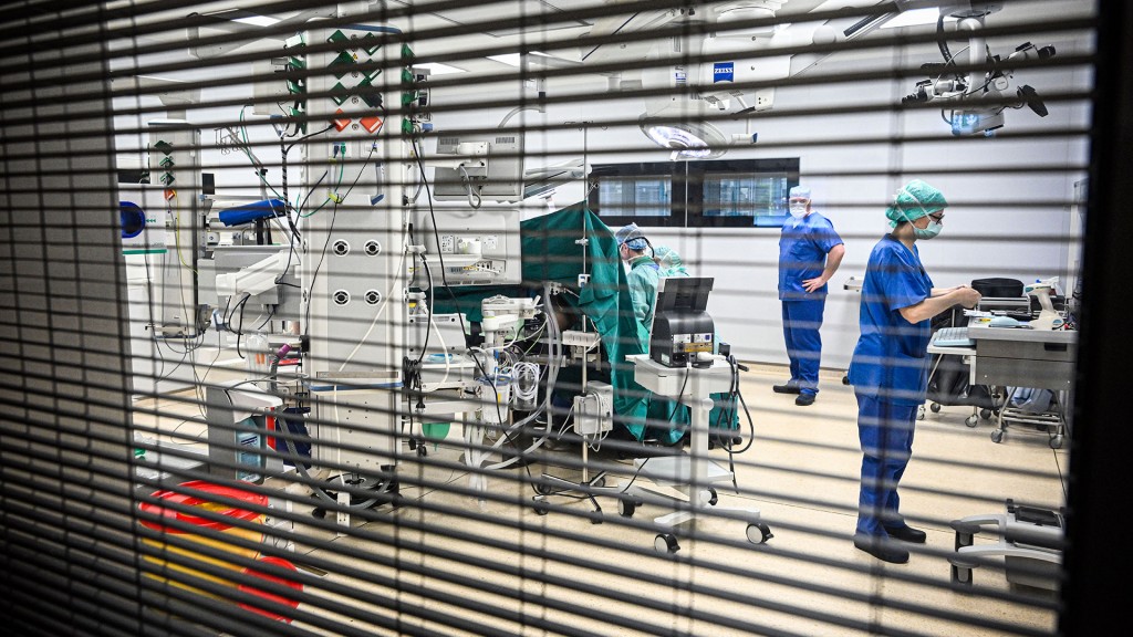 Blick durch eine Jalousie in ein Behandlungszimmer im Krankenhaus