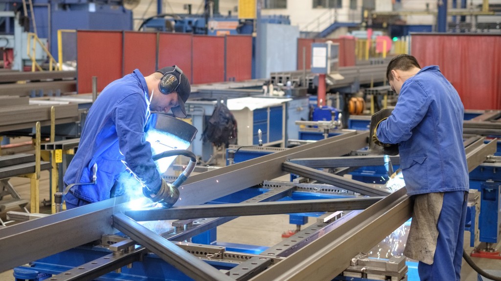 Foto: Arbeiter schweißen Stahlträger in einem Industriebetrieb
