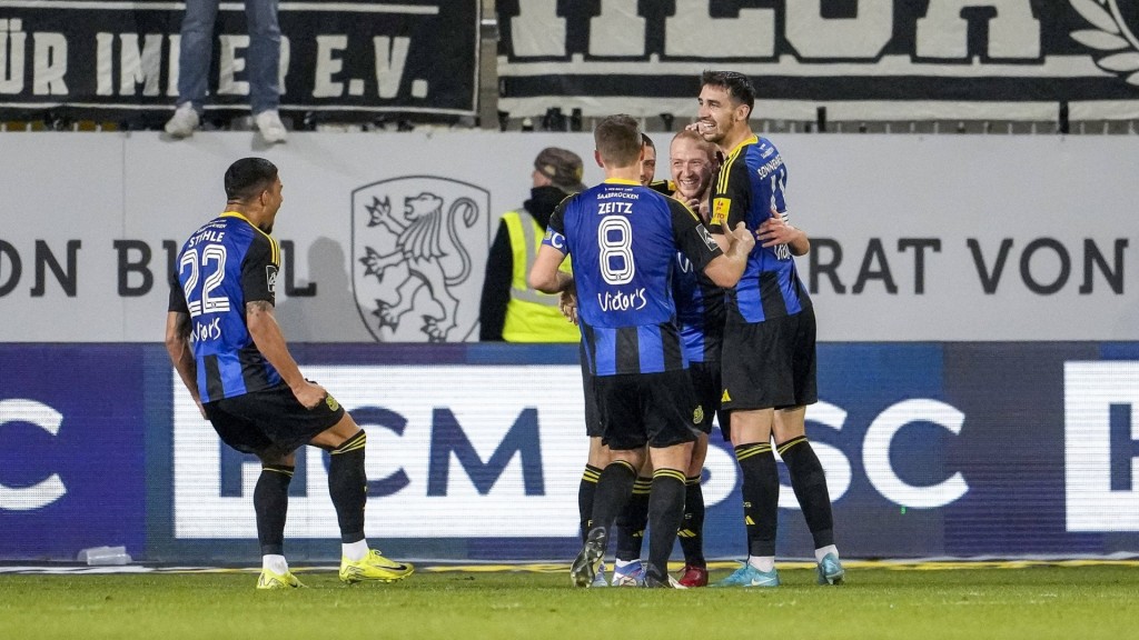 Foto: Das Team vom FCS jubelt nach einem Tor im Spiel gegen Sandhausen.