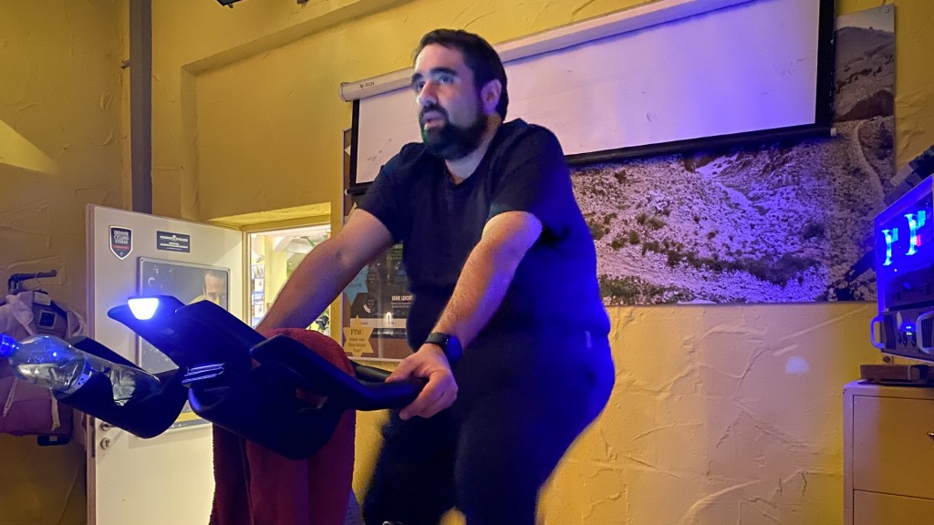 Ein adipöser Mann auf einem Fitnessrad