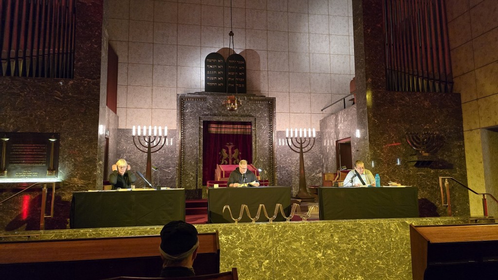 Sprecher lesen in der Saarbrücker Synagoge vor