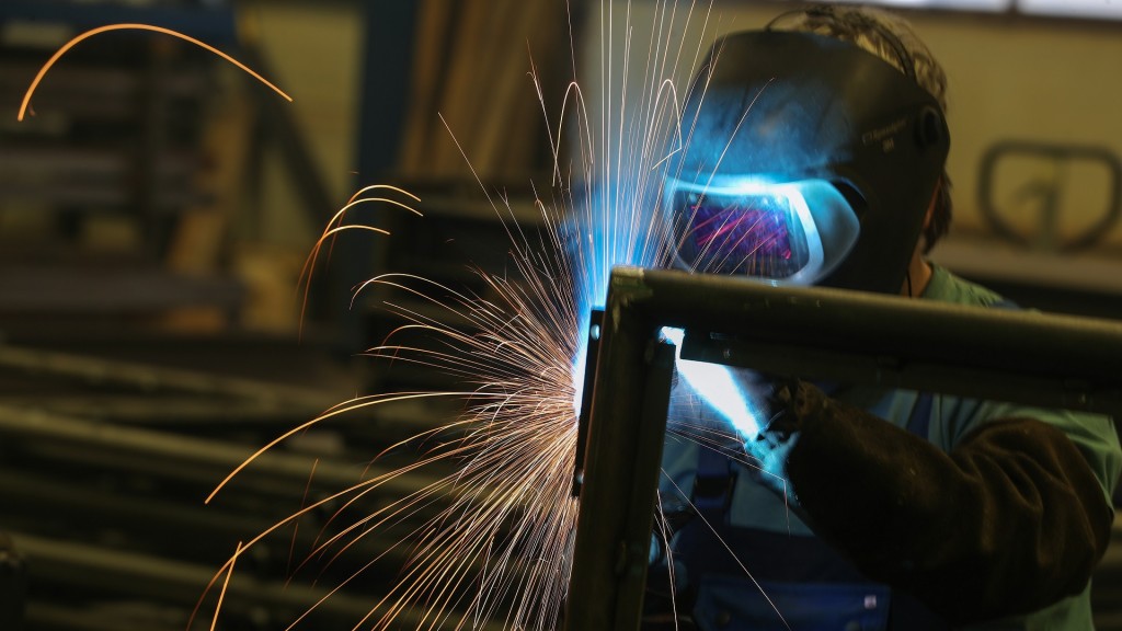 Ein Metallbauer schweißt an einer Stahlkonstruktion