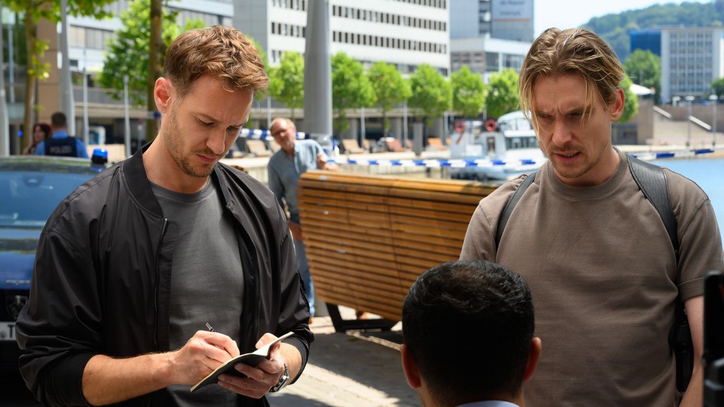 Leo Hölzer (Vladimir Burlakov) und Hauptkommissar Adam Schürk (Daniel Sträßer) ermitteln am Tatort 