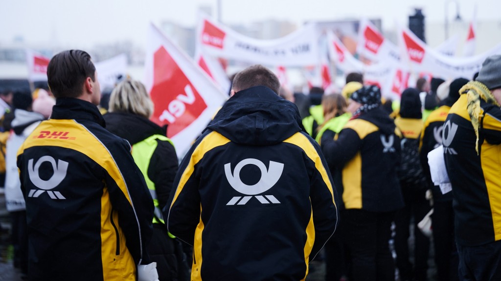 Das Post-Logo steht auf Jacken der Demonstranten der Deutschen Post.