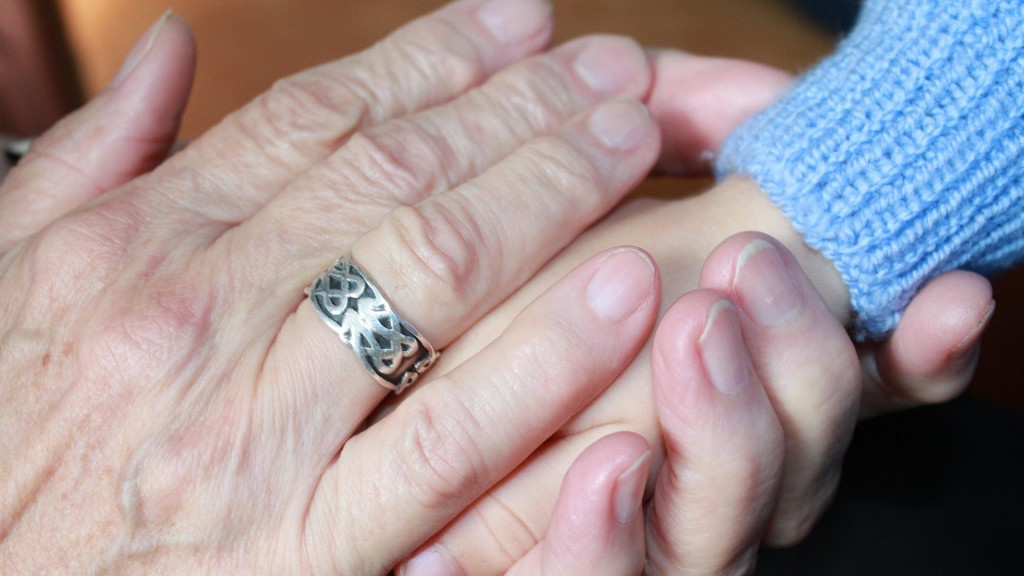 Eine Erwachsenenhand umfasst eine Kinderhand
