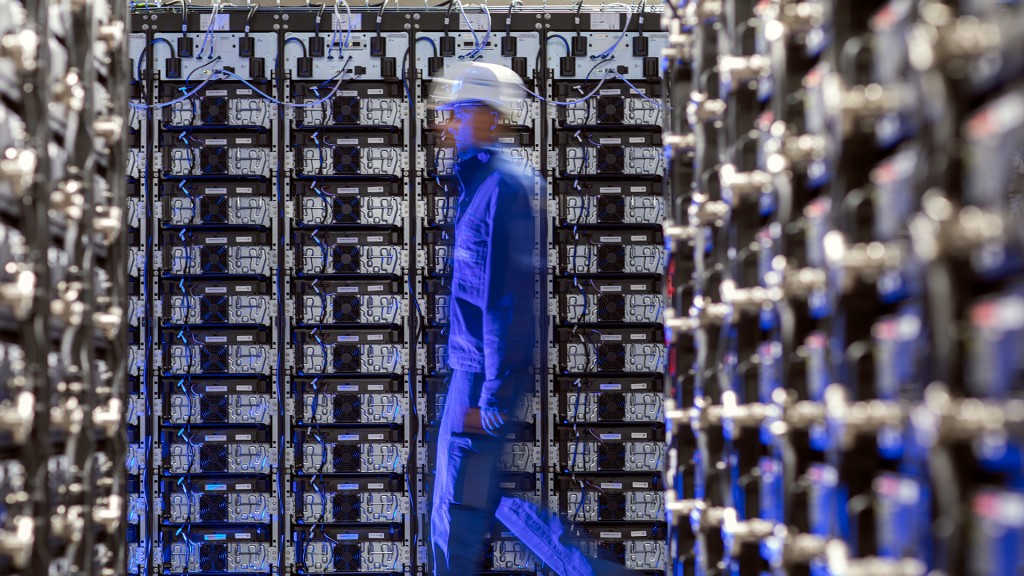 Ein Techniker geht durch einen Groß-Batteriespeicher
