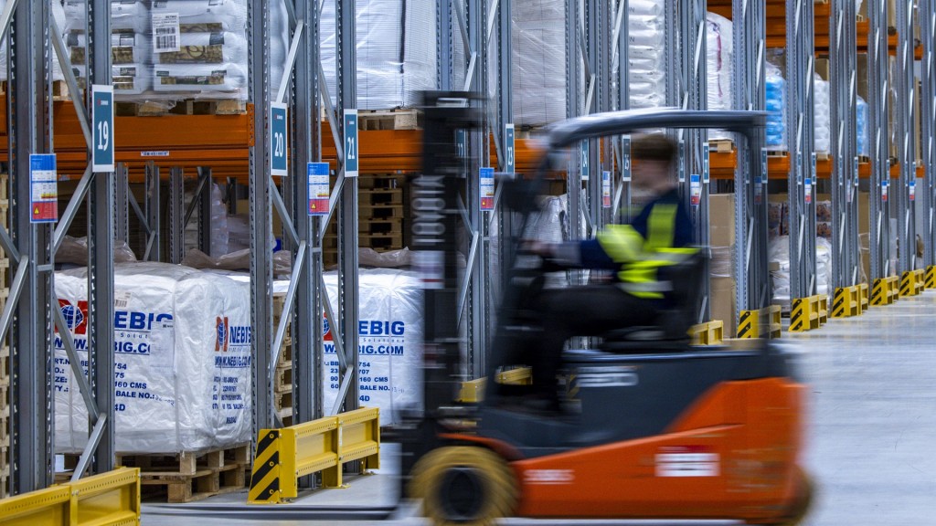 Gabelstapler transportieren im Hochregallager eines Logistikunternehmens Paletten.
