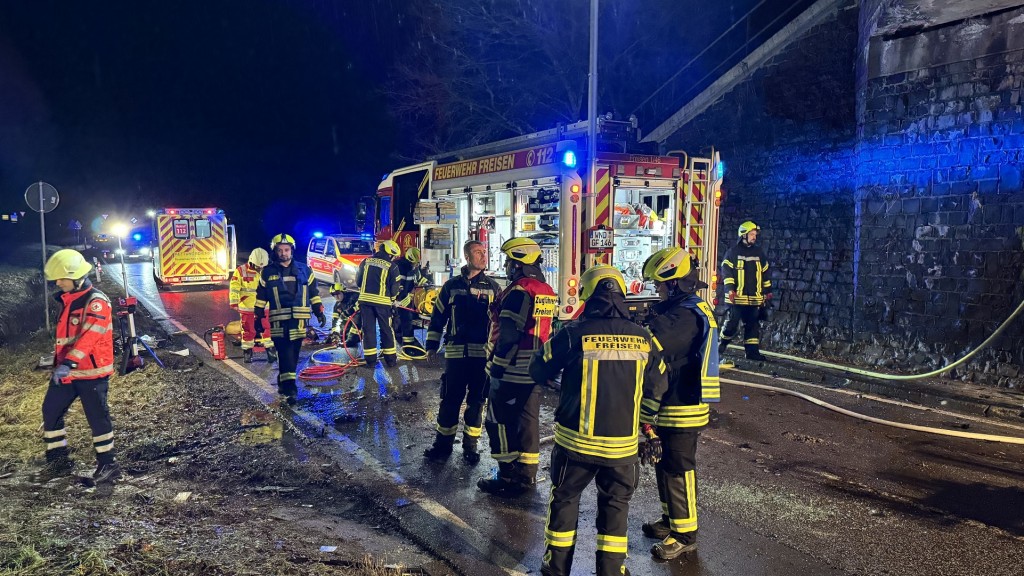 Foto: Einsatzkräfte an der Unfallstelle. Dort hat sich in der Nacht auf den 30.1.2025 ein tödlicher Unfall ereignet