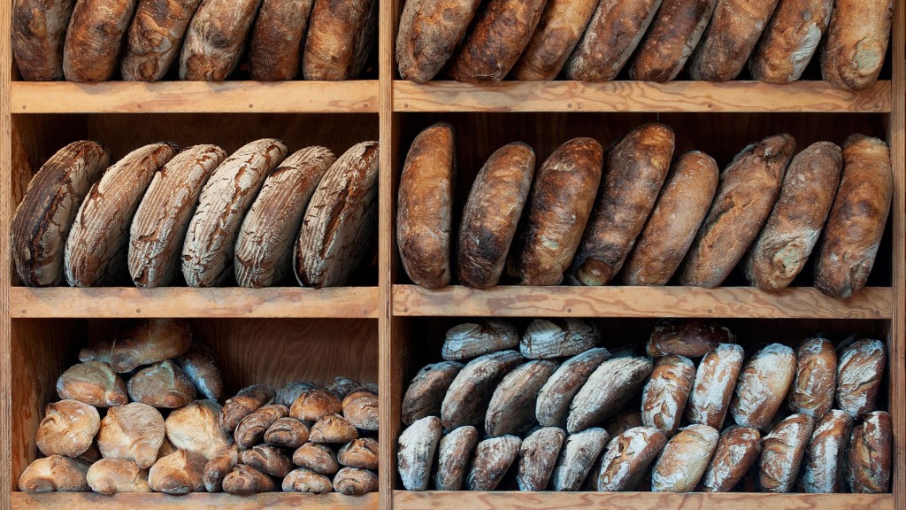 Verschiedene Brotsorten in einem Regal