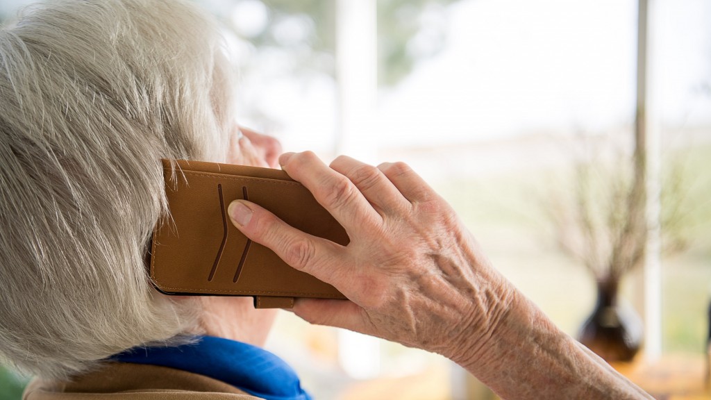 Eine Seniorin telefoniert mit ihrem Smartphone