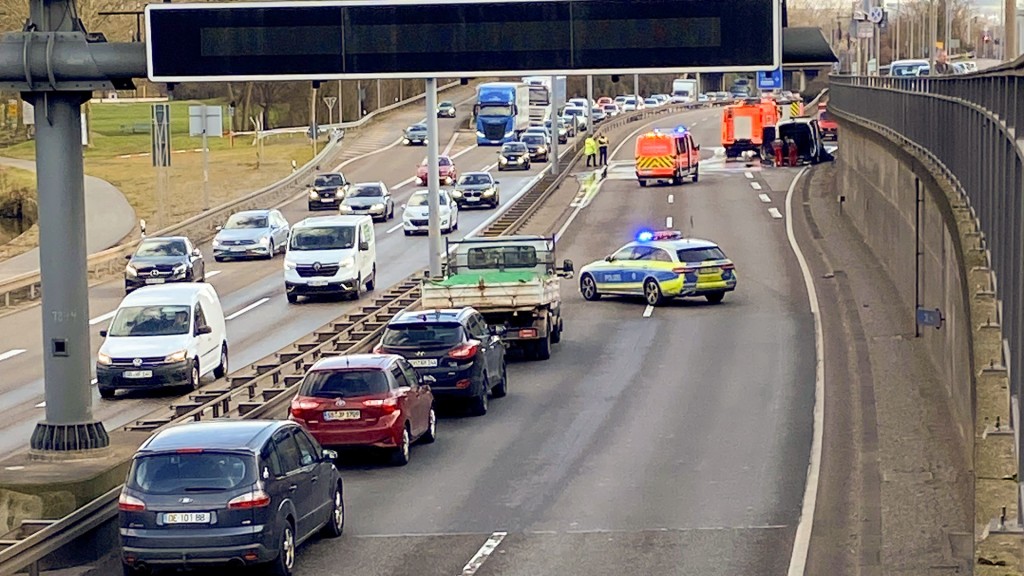 Verkehrsstau wegen eines Fahrzeugbrandes auf der Stadtautobahn A 620 in Saarbrücken