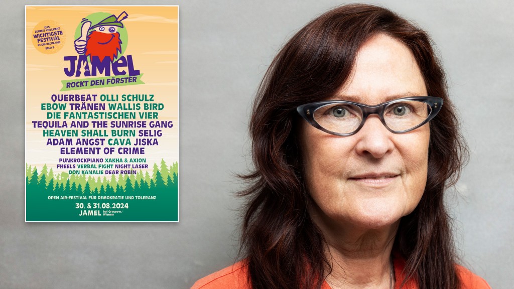 Birgit Lohmeyer mit dem Veranstaltungsplakat 