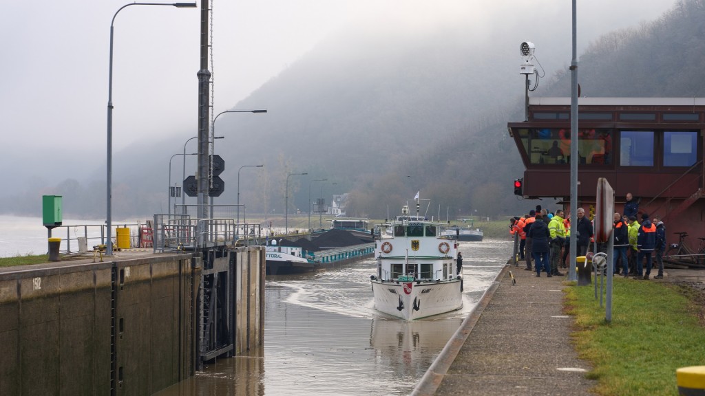 Die MS Mainz fährt als erstes Schiff durch die wiedereröffnete Moselschleuse bei Müden.