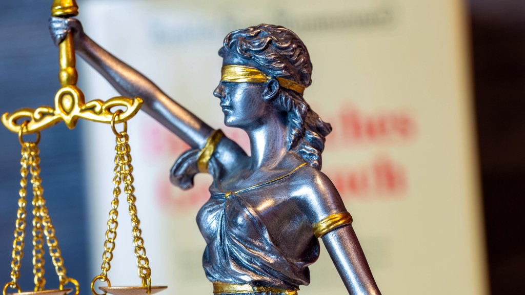 Foto: Nahaufnahme einer Justitia vor dem bürgerlichen Gesetzbuch